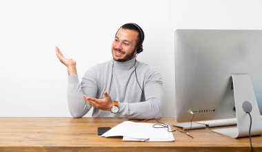 Telemarketer Kolombiyalı adam gelmeye davet için yan ellerini uzatıyor