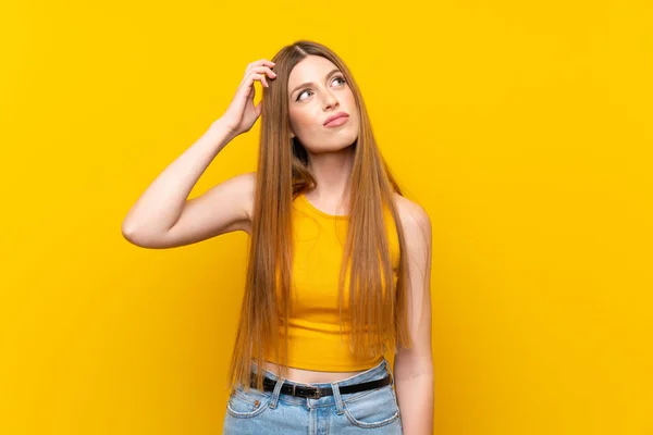 Jovem Sobre Fundo Amarelo Isolado Com Dúvidas Com Expressão Facial — Fotografia de Stock