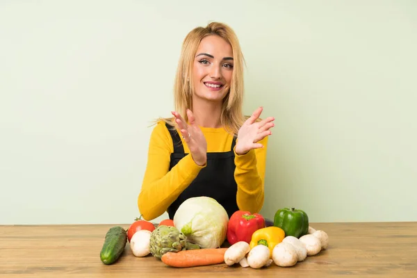 Νεαρή Ξανθιά Γυναίκα Πολλά Λαχανικά Χειροκροτούν — Φωτογραφία Αρχείου