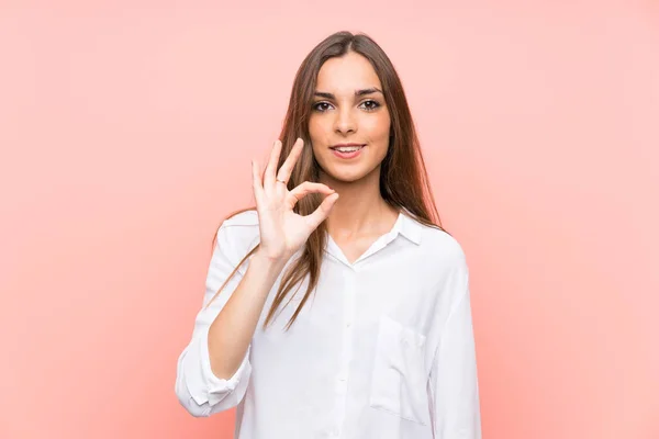 Mujer Joven Sobre Fondo Rosa Aislado Mostrando Signo Con Los —  Fotos de Stock