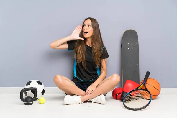 Jovem Mulher Esporte Sentado Chão Gritando Com Boca Bem Aberta — Fotografia de Stock