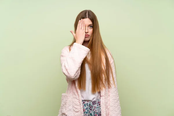 Jovem Mulher Vestido Vestir Sobre Parede Verde Cobrindo Olho Mão — Fotografia de Stock