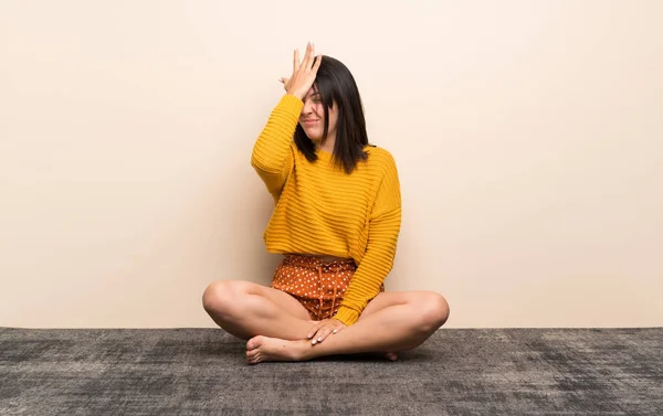 Jovem Mexicana Tendo Dúvidas Com Expressão Facial Confusa — Fotografia de Stock