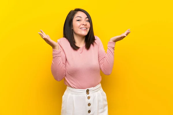 Jovem Mexicana Sobre Fundo Amarelo Isolado Fazendo Gestos Dúvidas — Fotografia de Stock