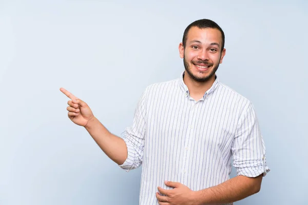 Colombiansk Man Över Isolerad Blå Vägg Pekfingret Till Sidan — Stockfoto