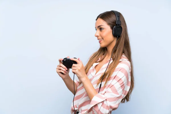 Mujer Joven Jugando Con Controlador Videojuegos Sobre Una Pared Azul —  Fotos de Stock