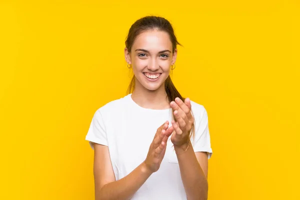 Joven Mujer Sobre Aislado Amarillo Fondo Aplaudiendo — Foto de Stock