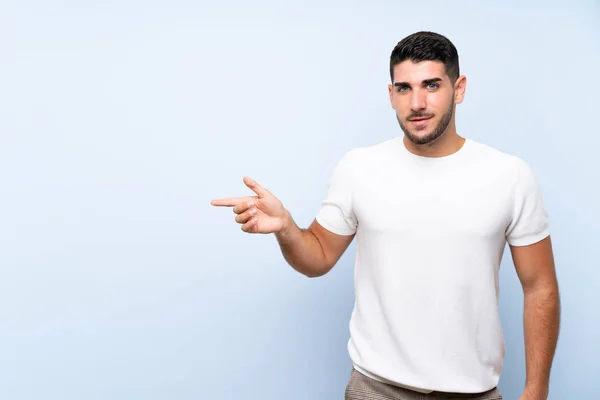 Hombre Guapo Caucásico Sobre Fondo Azul Aislado Señalando Dedo Hacia — Foto de Stock