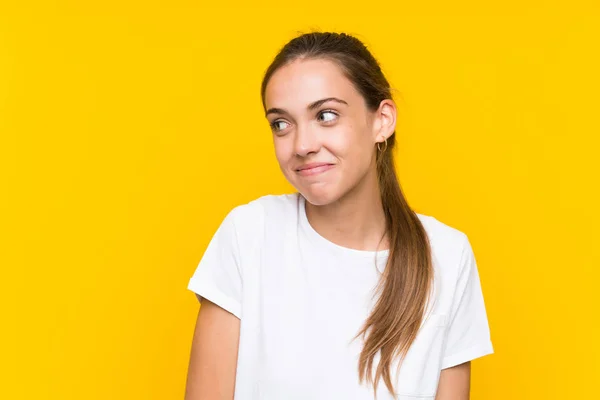 Jovem Mulher Sobre Isolado Fundo Amarelo Olhando Para Lado — Fotografia de Stock