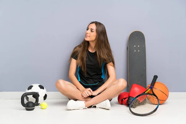 横を見つめる若いスポーツ女性 — ストック写真