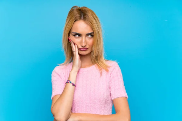 Mujer Rubia Joven Sobre Fondo Azul Infeliz Frustrado —  Fotos de Stock