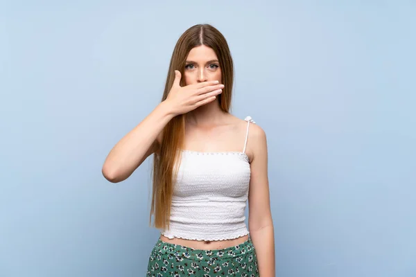 Jovem Mulher Sobre Fundo Azul Isolado Cobrindo Boca Com Mãos — Fotografia de Stock