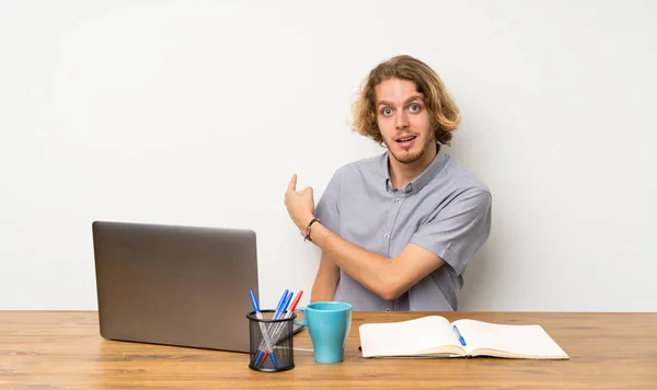Bir Dizüstü Bilgisayar Ile Sarışın Adam Geri Işaret — Stok fotoğraf
