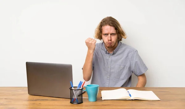 Uomo Biondo Con Computer Portatile Con Gesto Arrabbiato — Foto Stock