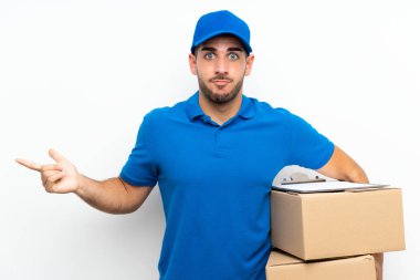 Izole beyaz arka plan üzerinde teslimat adam şüpheleri olan laterals işaret