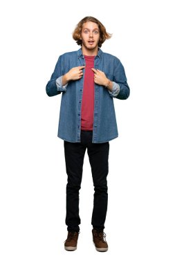 İzole beyaz arka plan üzerinde sürpriz yüz ifadesi ile sarışın adam tam uzunlukta çekim