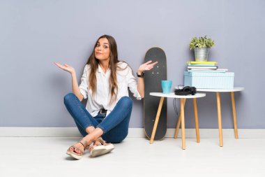 Genç kadın yüz ifadesi karıştırarak şüpheleri olan katta oturan