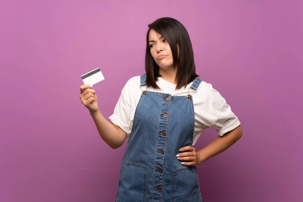 Молода Мексиканська Жінка Над Ізольованим Фоном Проведення Кредитної Картки — стокове фото