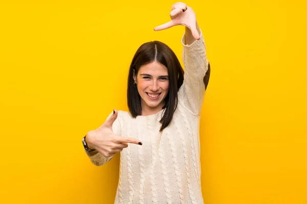 Young Woman Isolated Yellow Wall Focusing Face Framing Symbol — Stock Photo, Image