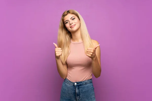 Adolescente Menina Sobre Isolado Roxo Fundo Com Polegares Para Cima — Fotografia de Stock