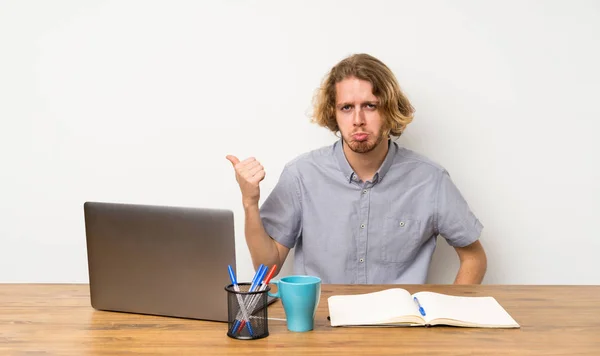 Homem Loiro Com Laptop Infeliz Apontando Para Lado — Fotografia de Stock