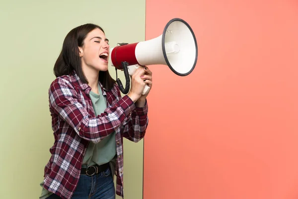 Jonge Vrouw Geïsoleerde Kleurrijke Muur Schreeuwen Door Een Megafone — Stockfoto