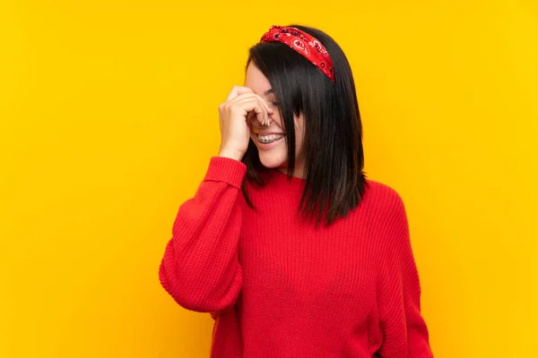 Молода Мексиканська Жінка Червоним Светр Над Жовтою Стіною Сміятися — стокове фото
