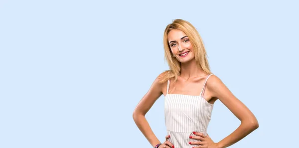 Jovem Loira Sorrindo Sobre Fundo Azul Isolado — Fotografia de Stock