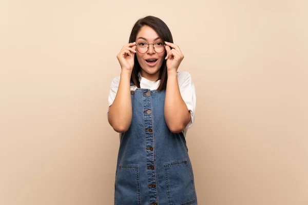 Jovem Mexicana Sobre Fundo Isolado Com Óculos — Fotografia de Stock