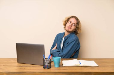 Bir laptop gülüyor ile sarışın adam