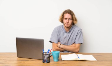 Bir dizüstü bilgisayar duygu üzgün ile Sarışın adam