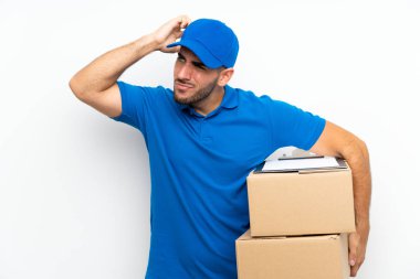 Izole beyaz arka plan üzerinde teslimat adam şüpheleri olan ve yüz ifadesi karıştırarak