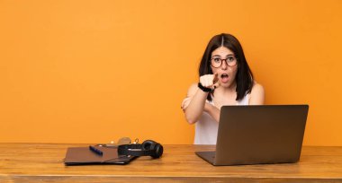 İş kadını office şaşırmış ve işaretleme ön