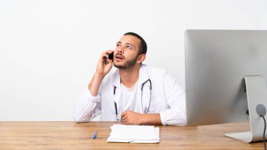Doktor Kolombiyalı adam cep telefonu ile bir konuşma tutmak