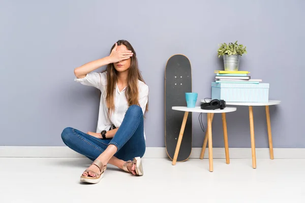 Mujer Joven Sentada Suelo Cubriendo Los Ojos Con Las Manos — Foto de Stock