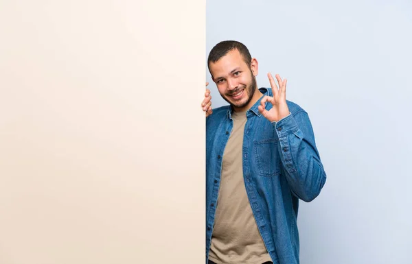 Колумбійська Людина Тримає Порожній Плакат Показує Знак Пальцями — стокове фото