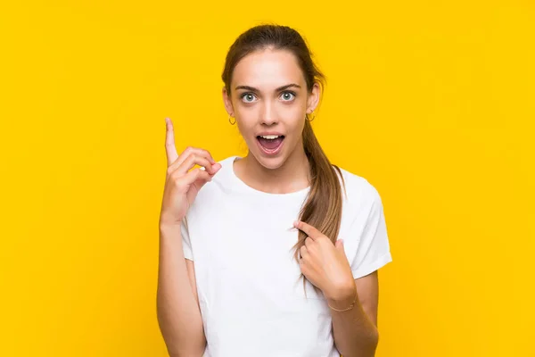 Giovane Donna Sfondo Giallo Isolato Con Espressione Facciale Sorpresa — Foto Stock