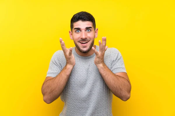 Junger Gutaussehender Mann Über Isoliertem Gelben Hintergrund Mit Überraschendem Gesichtsausdruck — Stockfoto