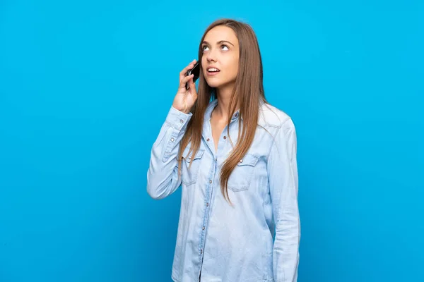 Jeune Femme Sur Fond Bleu Isolé Gardant Une Conversation Avec — Photo