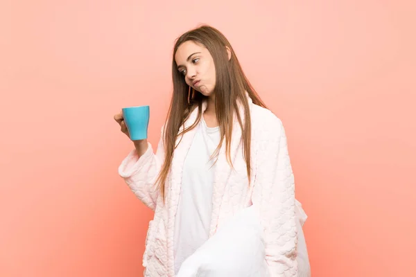 Ung Kvinna Morgonrock Över Rosa Vägg Håller Kopp Kaffe — Stockfoto