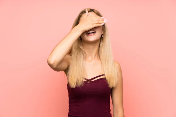 Adolescente Chica Sobre Aislado Rosa Fondo Cubriendo Los Ojos Por — Foto de Stock