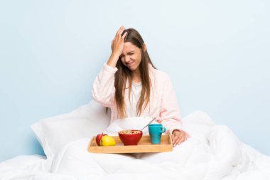 Kahvaltı ile sabahlık genç kadın yüz ifadesi karıştırarak şüpheleri olan