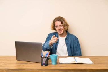 Bir dizüstü bilgisayar puan parmak ile Sarışın adam size