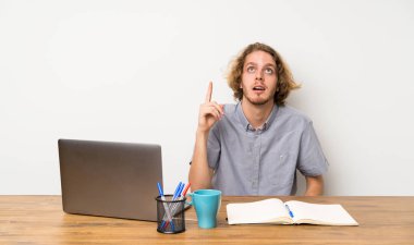 Bir dizüstü bilgisayar ile Sarışın adam bir fikir parmak işaret düşünme