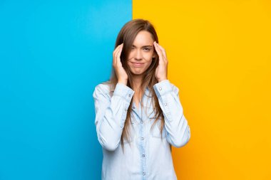 Renkli arka plan üzerinde genç kadın mutsuz ve bir şey ile sinirli. Negatif yüz ifadesi