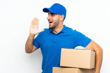 Ağız ardına kadar açık bağıran izole beyaz arka plan üzerinde Teslimat adam