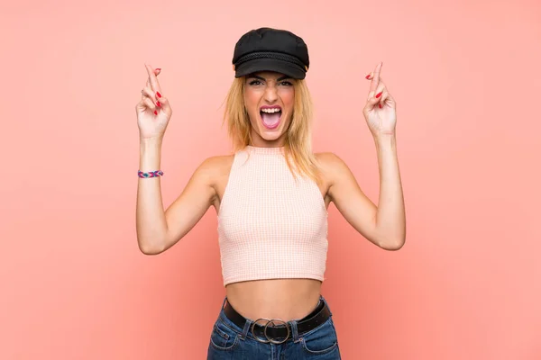 Young Blonde Woman Hat Fingers Crossing — Stock Photo, Image