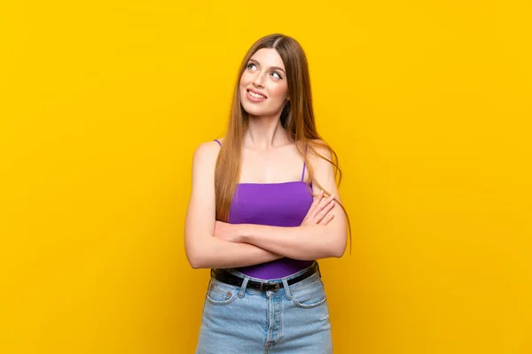 Mujer Joven Sobre Fondo Amarillo Aislado Mirando Hacia Arriba Mientras — Foto de Stock