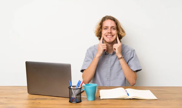 Ξανθός Άνθρωπος Ένα Φορητό Υπολογιστή Χαμογελώντας Μια Χαρούμενη Και Ευχάριστη — Φωτογραφία Αρχείου