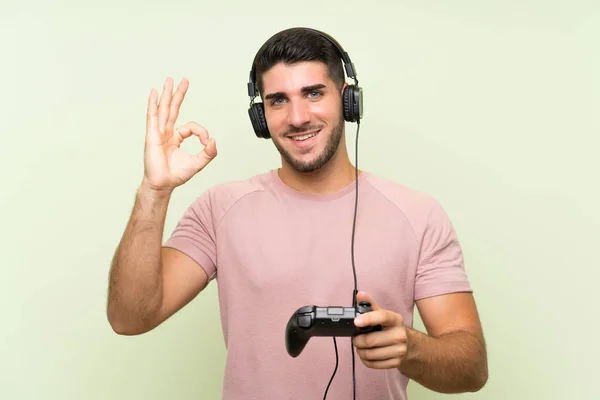Junger Gutaussehender Mann Der Mit Einem Videospielcontroller Über Eine Isolierte — Stockfoto